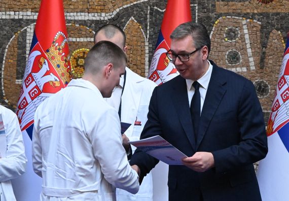 Додела уговора о раду најбољим дипломцима медицинских факултета и средњих медицинских школа у Србији