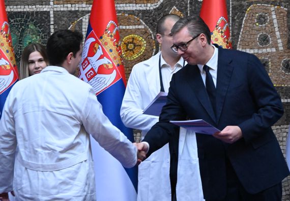 Додела уговора о раду најбољим дипломцима медицинских факултета и средњих медицинских школа у Србији