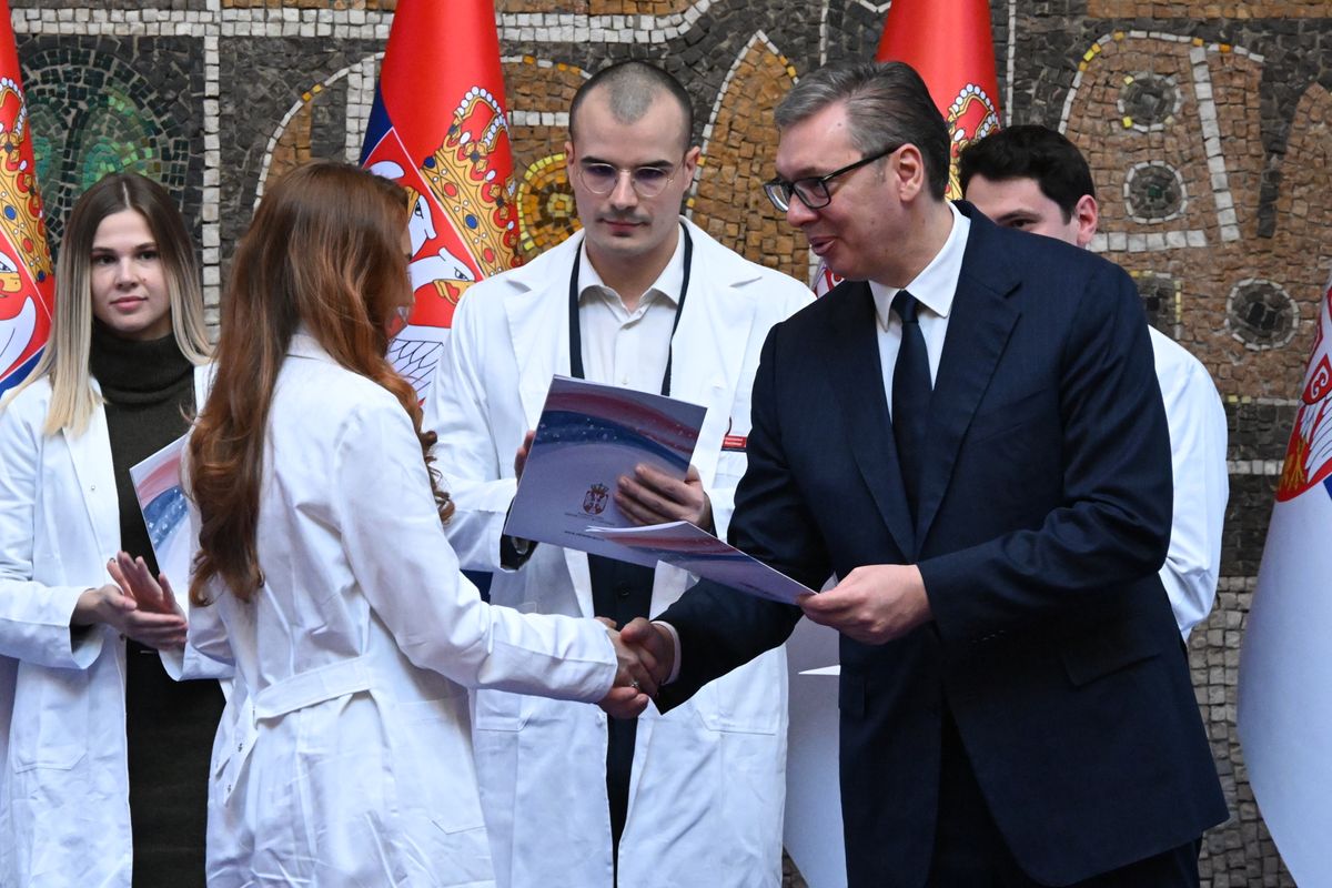 Dodela ugovora o radu najboljim diplomcima medicinskih fakulteta i srednjih medicinskih škola u Srbiji Dodela ugovora o radu najboljim diplomcima medicinskih fakulteta i srednjih medicinskih škola u Srbiji