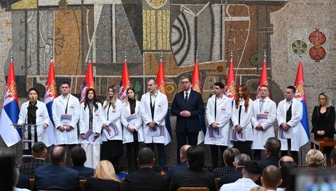 Додела уговора о раду најбољим дипломцима медицинских факултета и средњих медицинских школа у Србији