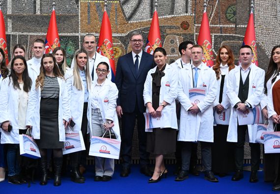 Додела уговора о раду најбољим дипломцима медицинских факултета и средњих медицинских школа у Србији