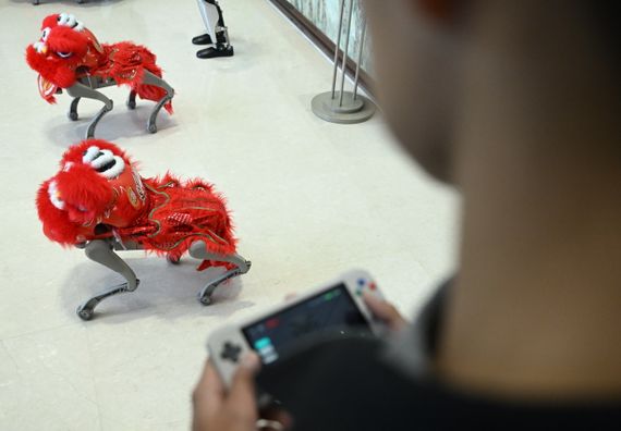 Кинески културни центар - презентација робота компаније AGIBOT